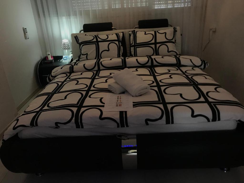 Charming Unit with Pool and Great Amenities - Queen Room