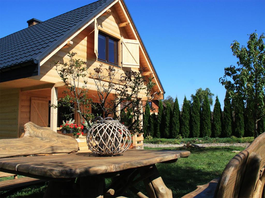 a house with a picnic table in front of it at Młynarzowa Chata in Lesko