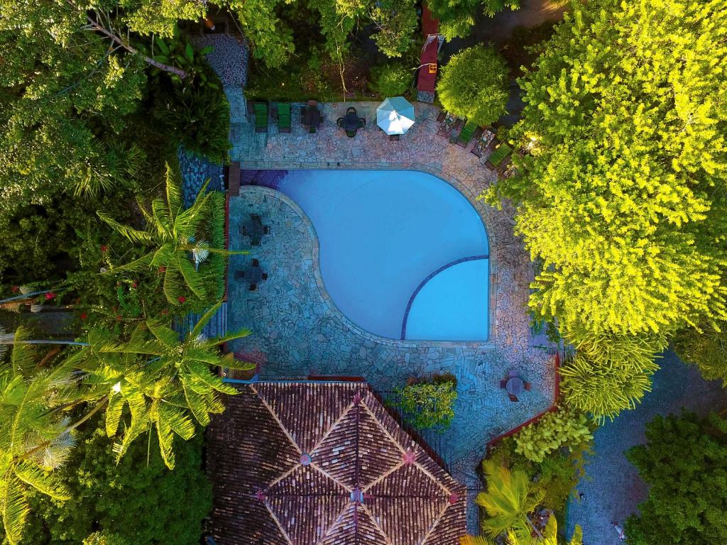 an overhead view of a swimming pool in a garden at Vilangelim Eco-Pousada in Imbassai