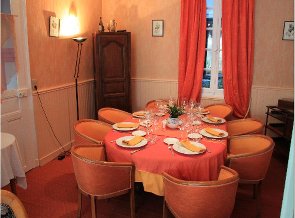 Posezení v ubytování Logis Hôtel et Restaurant du Dauphin