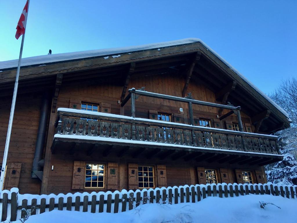 Cette cabane en rondins dispose d'un balcon dans la neige. dans l'établissement Chalet La Cergnat 64, à Morgins