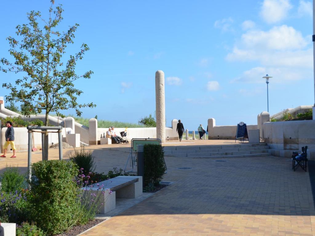 a group of people walking around a cemetery at Appartement Blue Marlin in Juliusruh