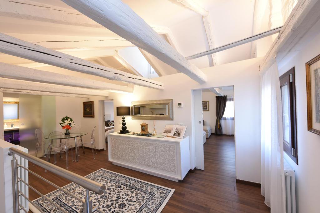 a living room with a kitchen and a dining room at Sweet Apartment Frari in Venice
