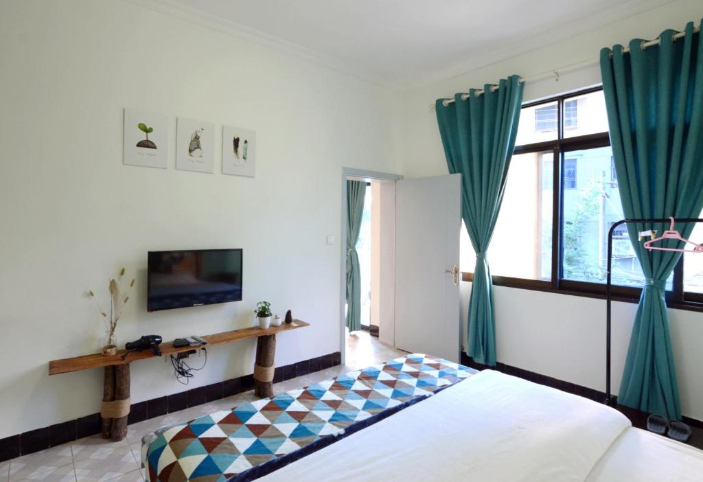 TV a/nebo společenská místnost v ubytování Peace Inn The Leshan Giant Buddha Branch