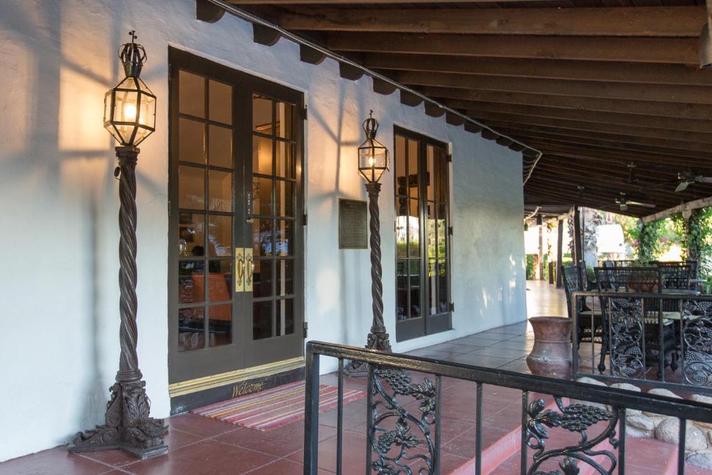 Restaurace v ubytování Ingleside Estate Hotel & Bungalows- Adults Only