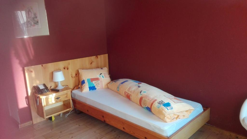 - une petite chambre avec un lit et une table de nuit dans l'établissement Minster Hotel, à Unteriberg