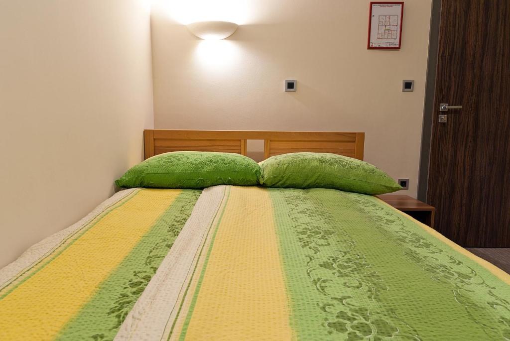 Postel nebo postele na pokoji v ubytování Hostel Plus Caffe
