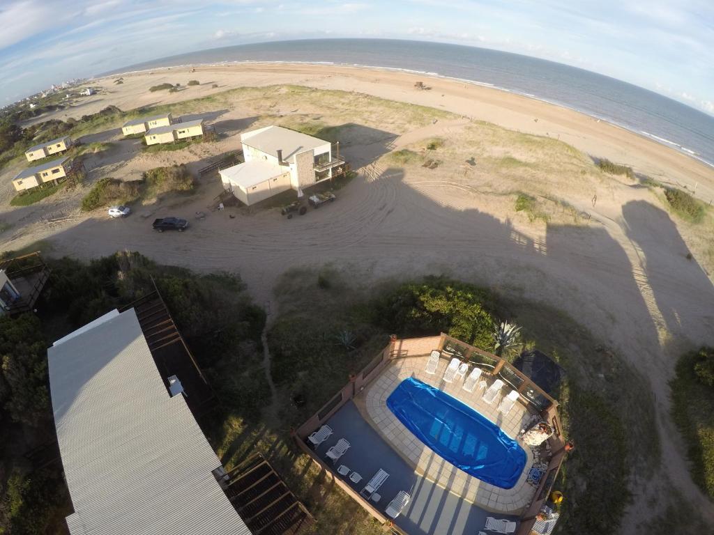 uma vista aérea de uma casa e de uma praia em Marina de las Pampas em Mar de las Pampas