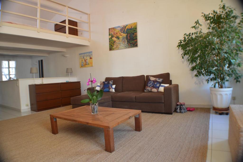 - un salon avec un canapé et une table basse dans l'établissement Studio loft avec terrasse centre historique, à Ajaccio