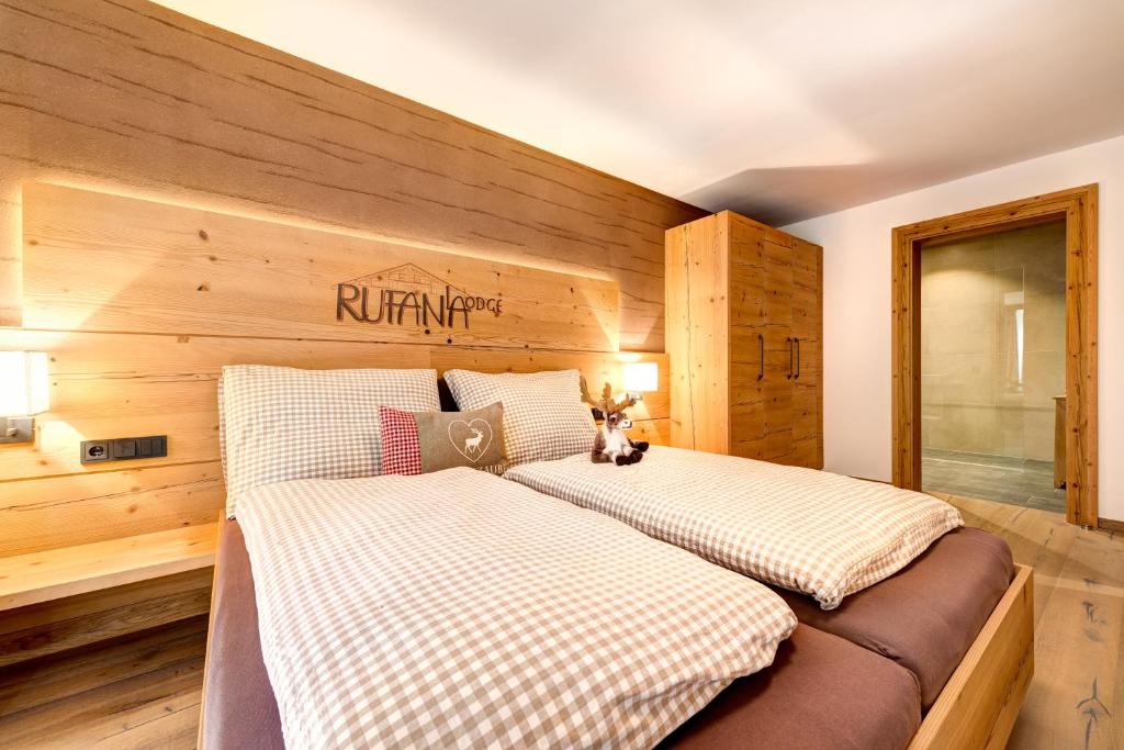 Una cama o camas en una habitación de Rufana Lodge