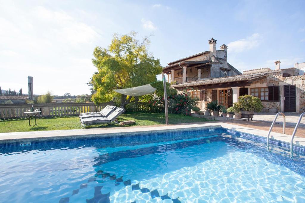 una piscina frente a una casa en Deulosal, en Maria de la Salut