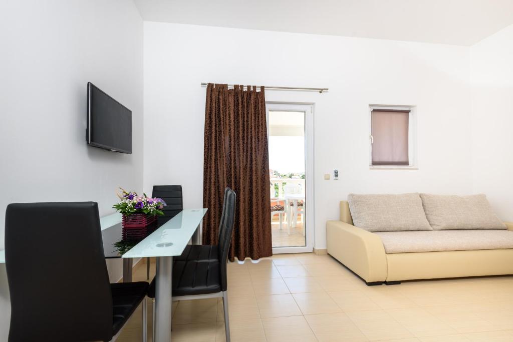 Televízia a/alebo spoločenská miestnosť v ubytovaní Apartmani Beran