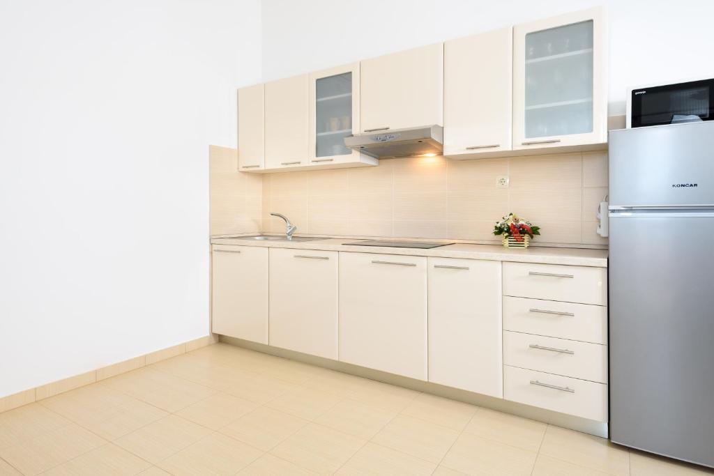 Kuchyňa alebo kuchynka v ubytovaní Apartmani Beran