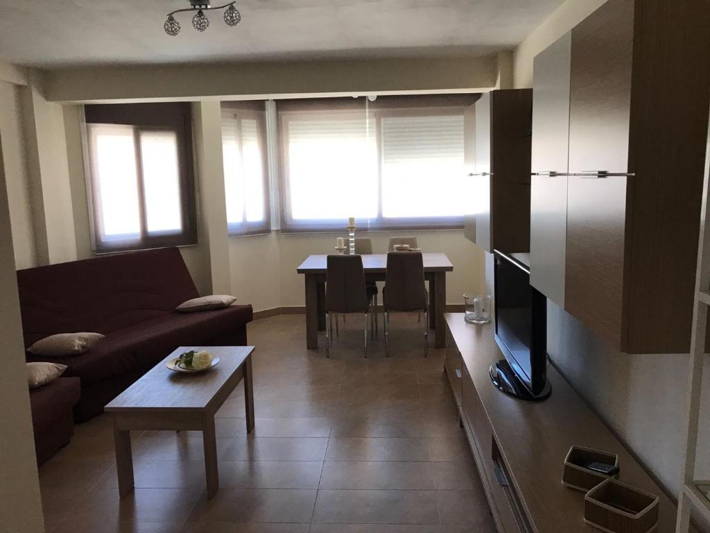salon z kanapą i stołem w obiekcie Estudio Torre del Mar w mieście Torre del Mar