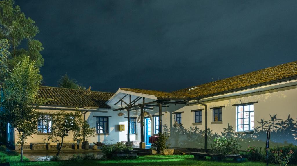 una casa de noche con un cielo oscuro en Hostería Chíguac, en Machachi