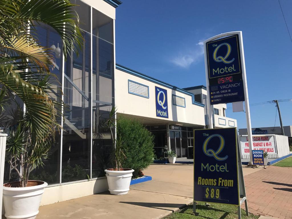 a motel sign in front of a building at The Q Motel Rockhampton in Rockhampton