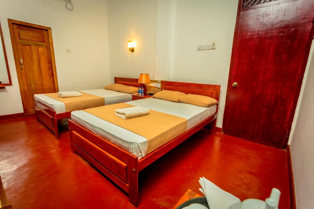 Postel nebo postele na pokoji v ubytování Dayanithi Guest House