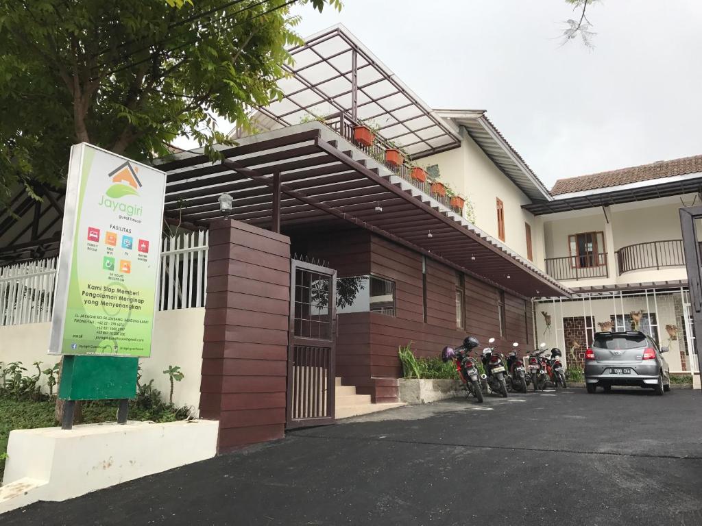 un edificio con motocicletas estacionadas frente a él en Jayagiri Guesthouse, en Lembang