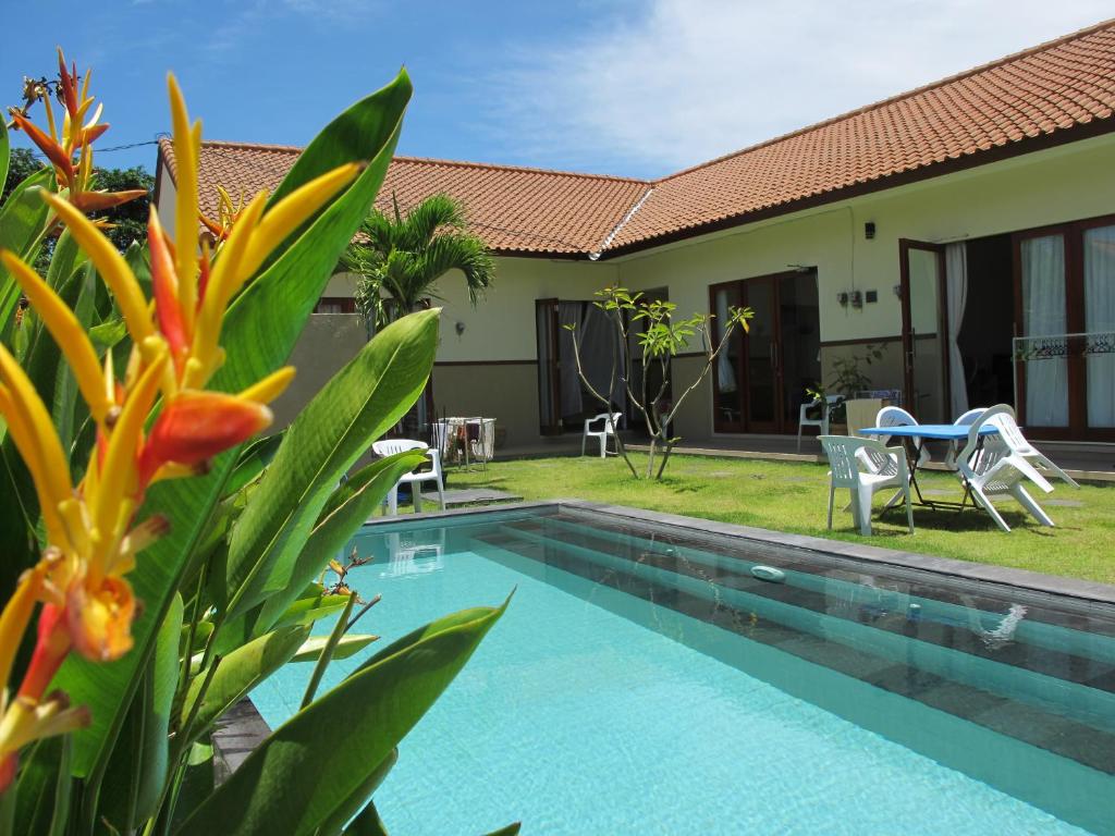 una villa con piscina e una casa di Fruits Villa a Sanur