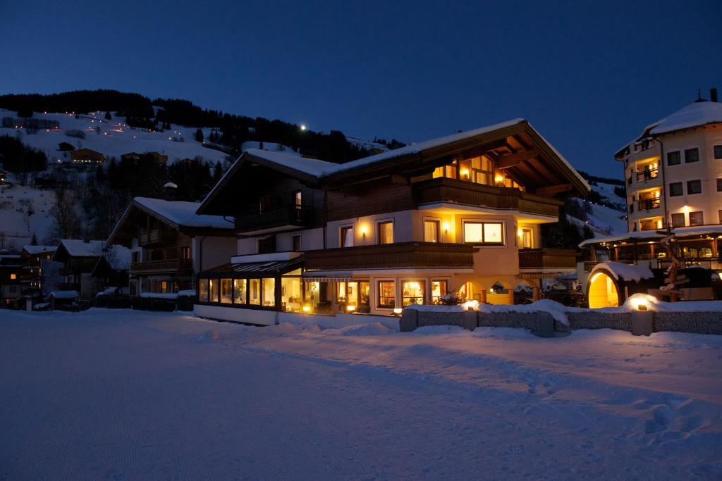 Nespecifikovaný výhled na hory nebo výhled na hory při pohledu z hotelu