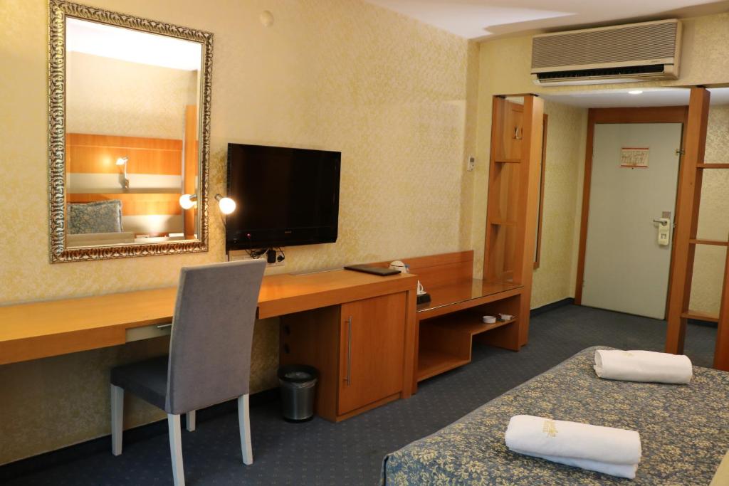 TV a/nebo společenská místnost v ubytování Burcman Hotel