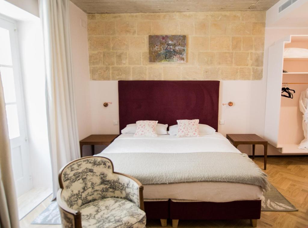 Postel nebo postele na pokoji v ubytování Sally Port Suites