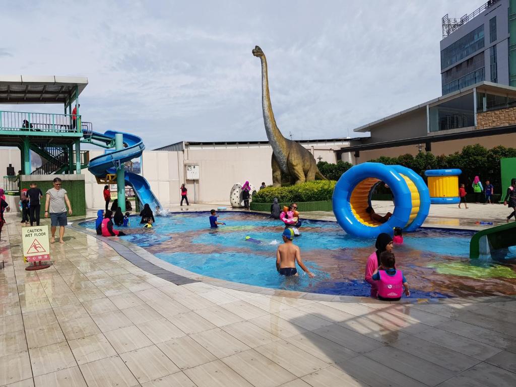 Kolam renang di atau dekat dengan KSL Hotel & Resort