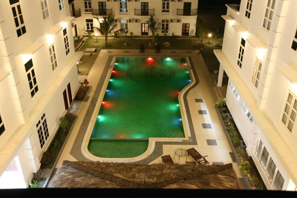 an overhead view of a swimming pool between two buildings at Hotel The Ramelau in Dili