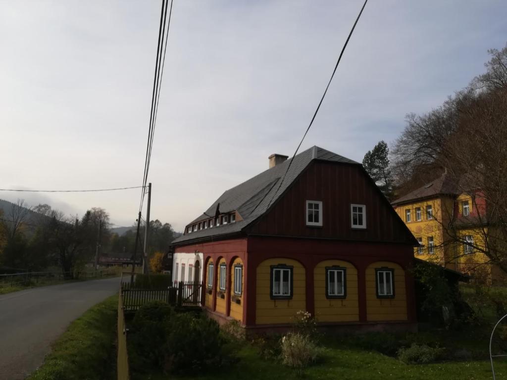 una pequeña casa al lado de una carretera en Apartmán 141, en Chřibská