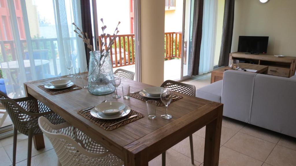 TV a/nebo společenská místnost v ubytování Palapa Beach Resort Curacao
