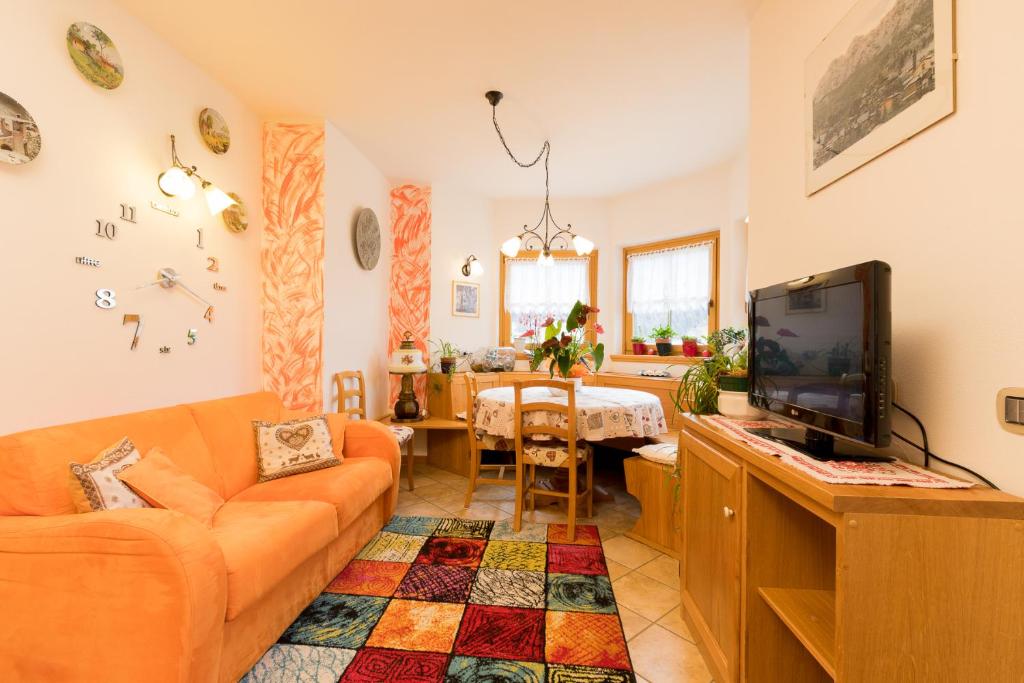 Televízia a/alebo spoločenská miestnosť v ubytovaní Chalet Aurora