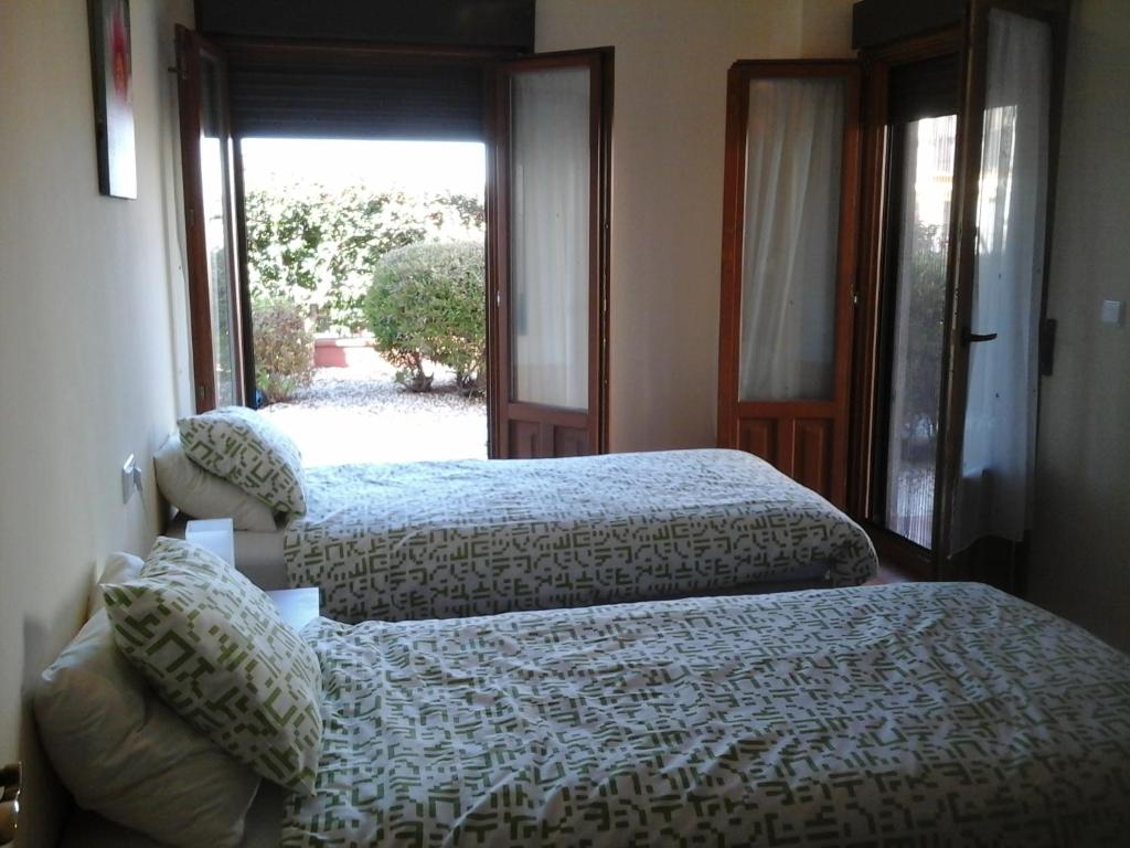 アヤモンテにあるAyamonte, Costa Esuri Las Encinas bl16の窓付きの部屋 ベッド2台