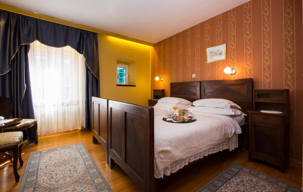 Postel nebo postele na pokoji v ubytování Heritage Hotel Pasike