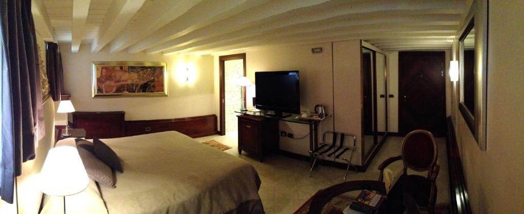 TV a/nebo společenská místnost v ubytování Hotel Liassidi Palace