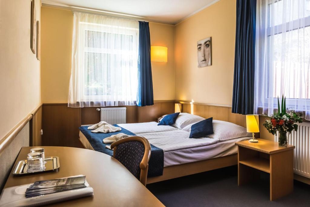 Postel nebo postele na pokoji v ubytování Jagelló Business Hotel