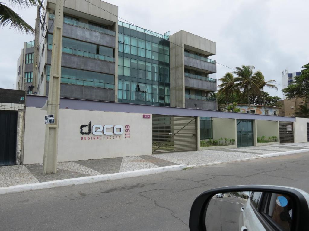 um edifício ao lado de uma rua em Flats Deco Design Beira Mar Prime no Recife