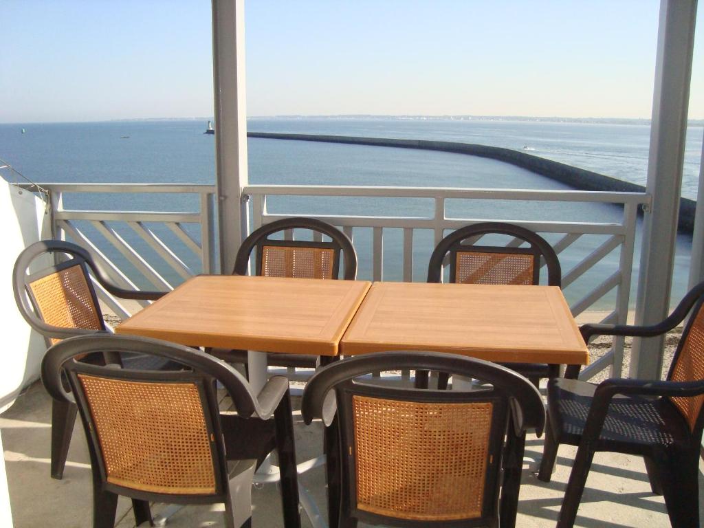 ル・クロワジックにあるRésidence Saint Goustanの海を望むバルコニー(テーブル、椅子付)