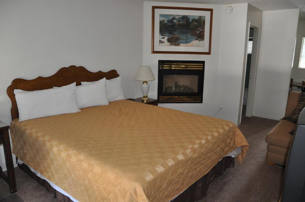 Cedar Inn & Suites - King Room Met Open Haard