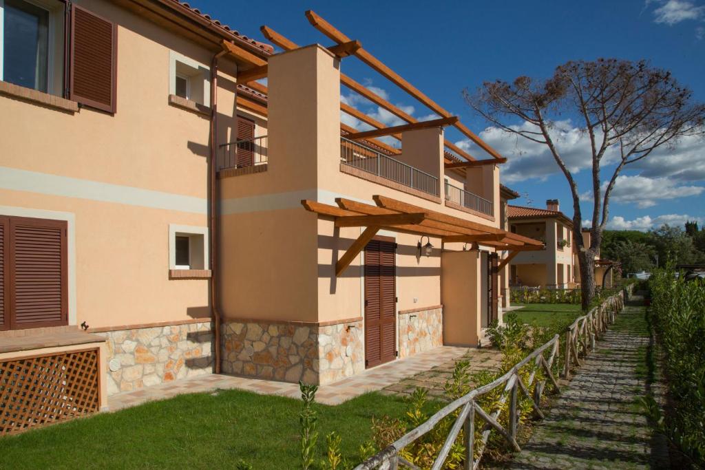 una casa con un balcón en el lateral. en La Residenza del Golfo, en Puntone di Scarlino