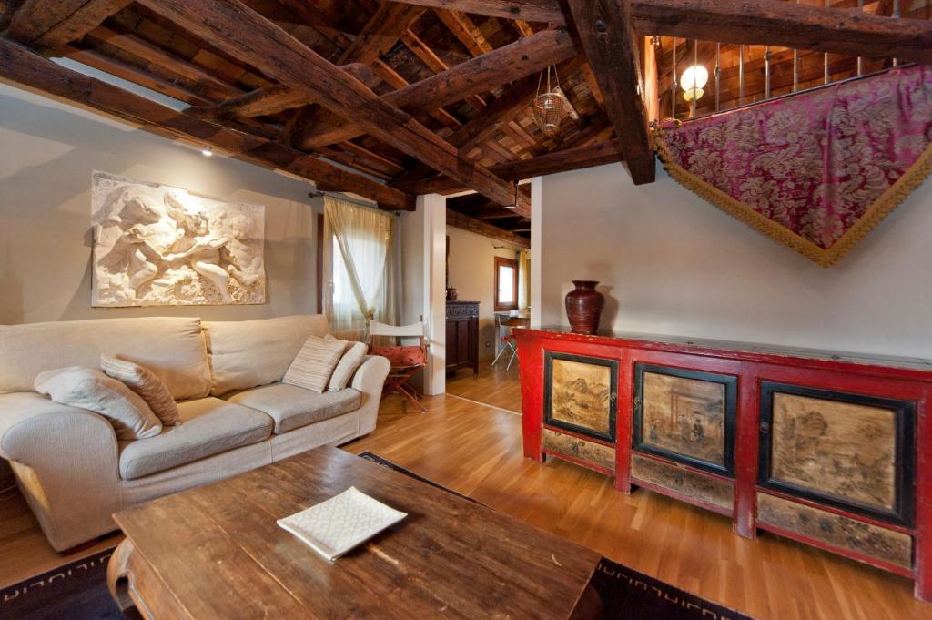 sala de estar con sofá y mesa en Casanova Penthouse in the heart of Venice, en Venecia