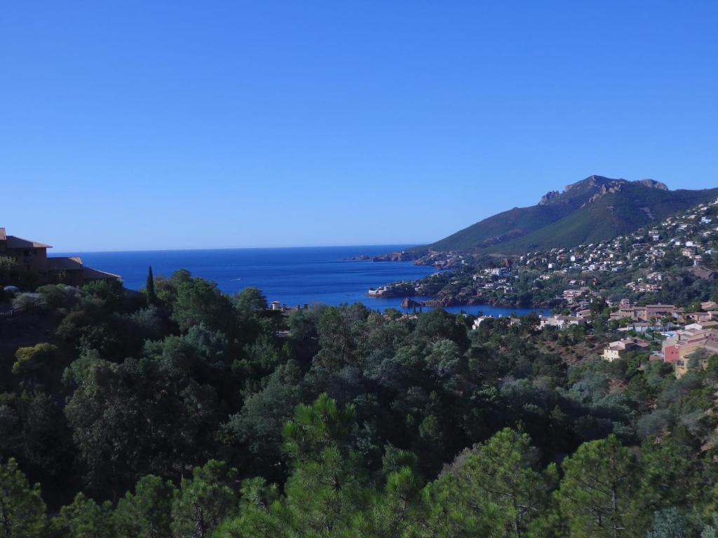 テウル・シュル・メールにあるCôte d'Azurの丘陵からの湖の景色
