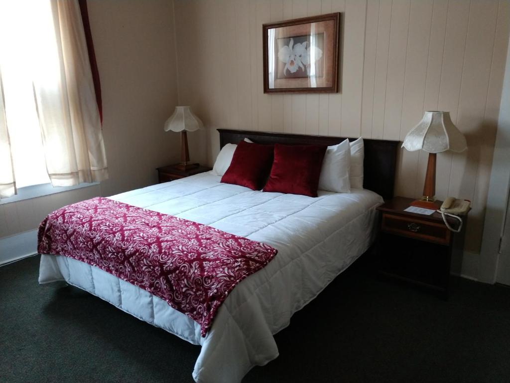 Postel nebo postele na pokoji v ubytování Hotel Wayne