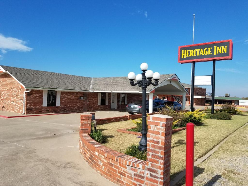 a street sign in front of a building at Heritage Inn in Duncan