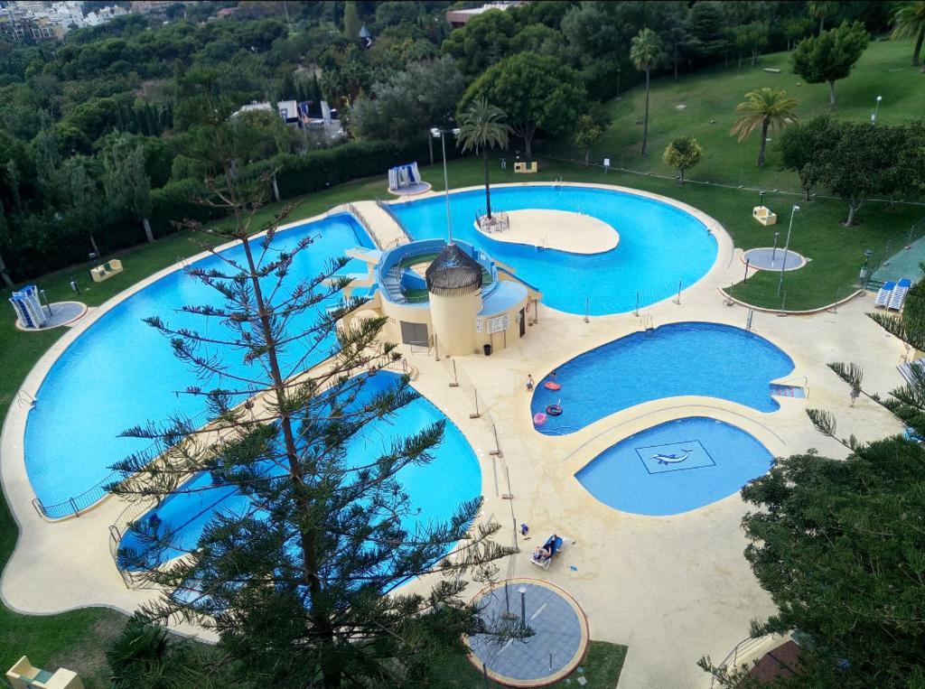 uitzicht op een groot zwembad bij Jupiter Sea View in Benalmádena