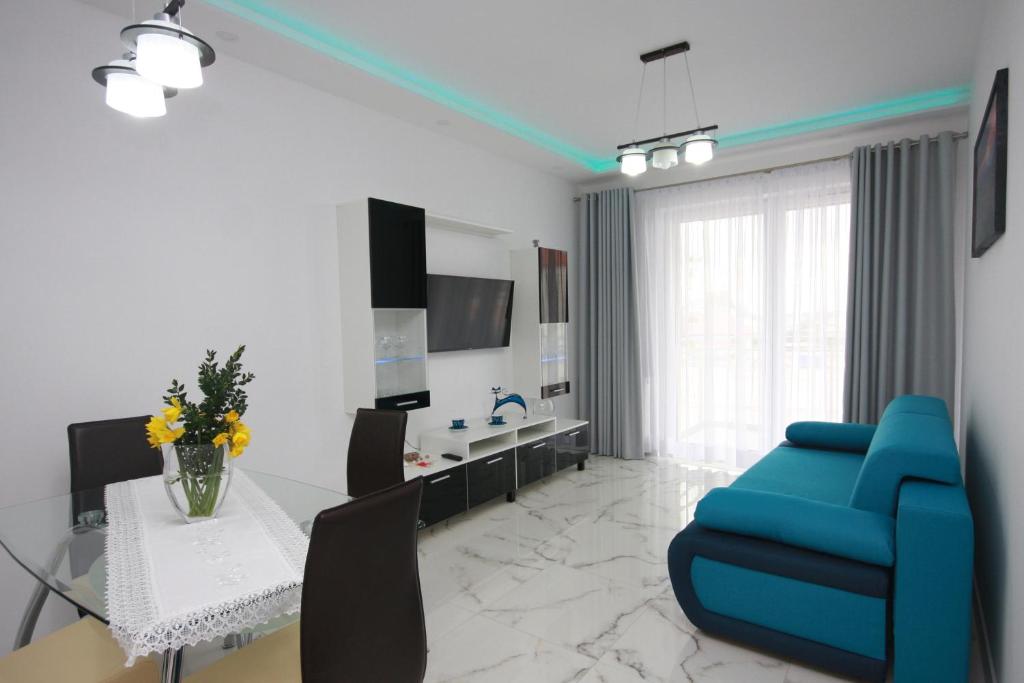 Televízia a/alebo spoločenská miestnosť v ubytovaní Marina House Gizycko