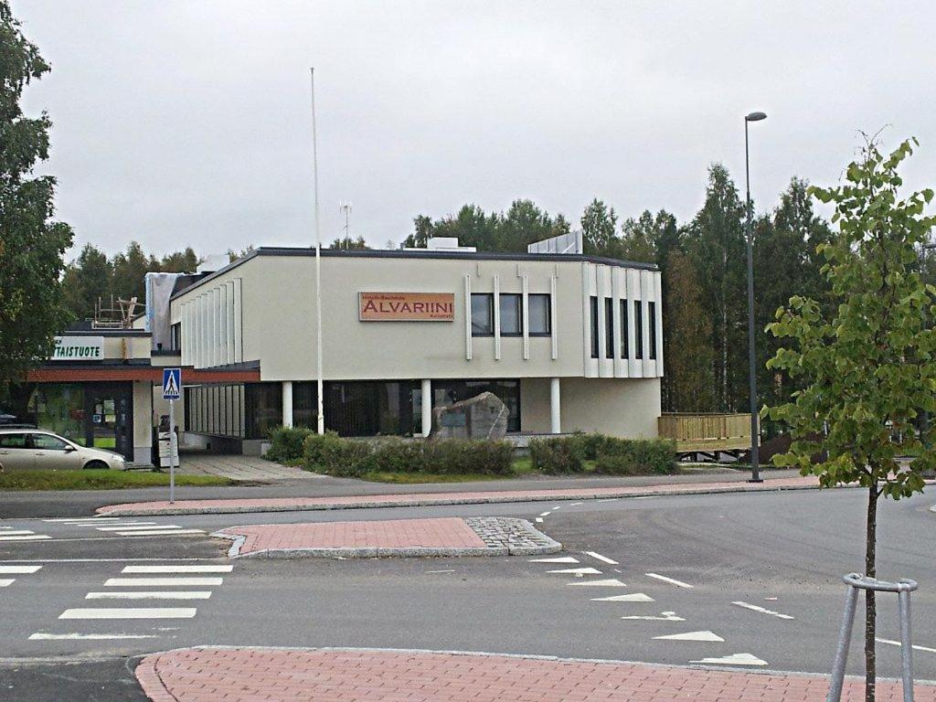 um edifício com um sinal de emergência no lado de uma rua em Hotel Alvariini em Alajärvi