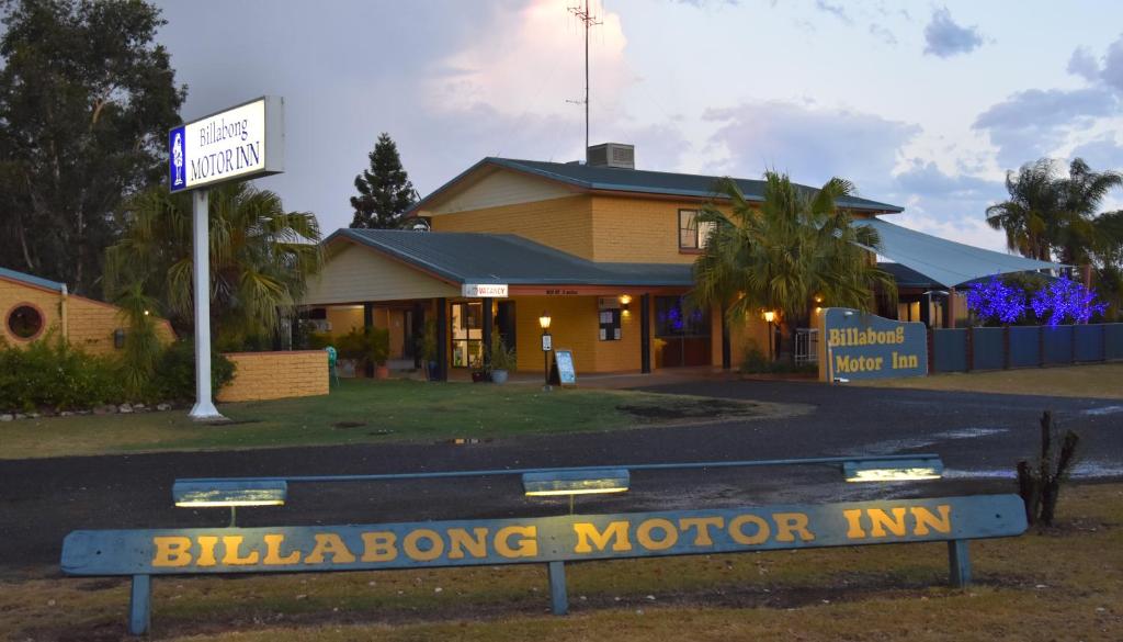 ein Gebäude mit einem Schild, auf dem das Gebäude des Motorgasthofs angezeigt wird in der Unterkunft Mundubbera Billabong Motor Inn in Mundubbera