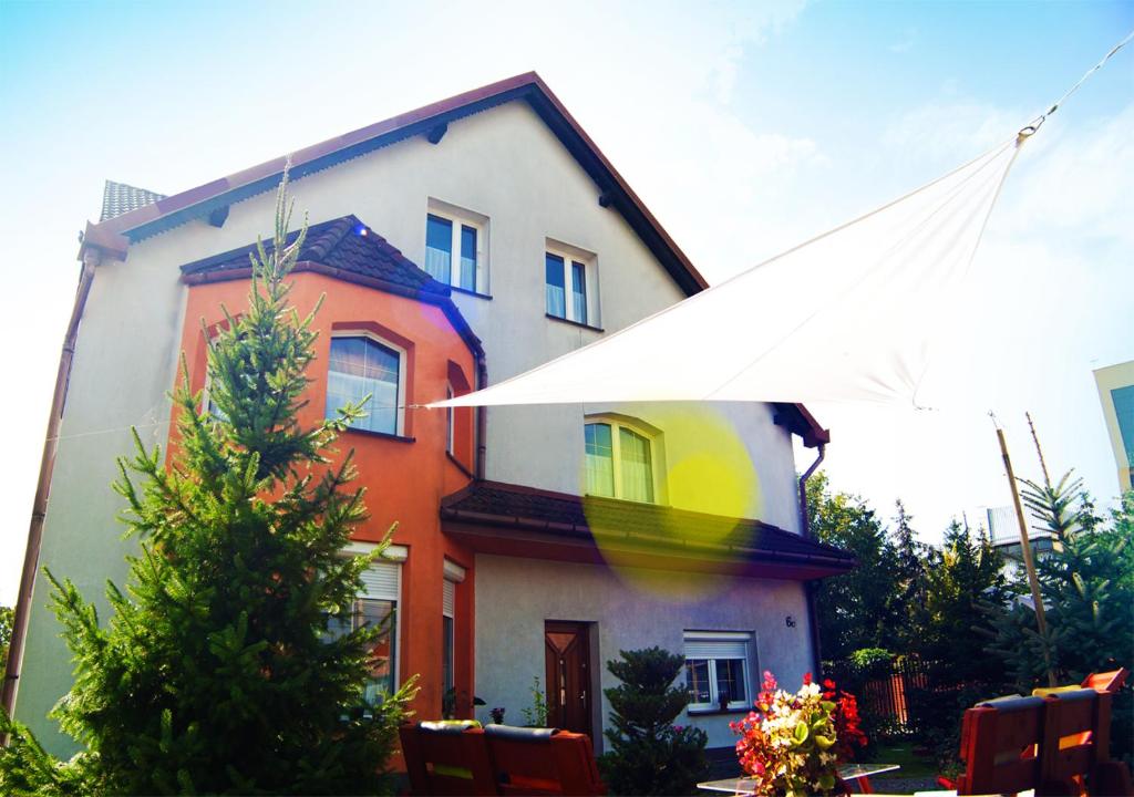 una casa con un paraguas blanco delante de ella en Apartamenty Lila, en Cracovia