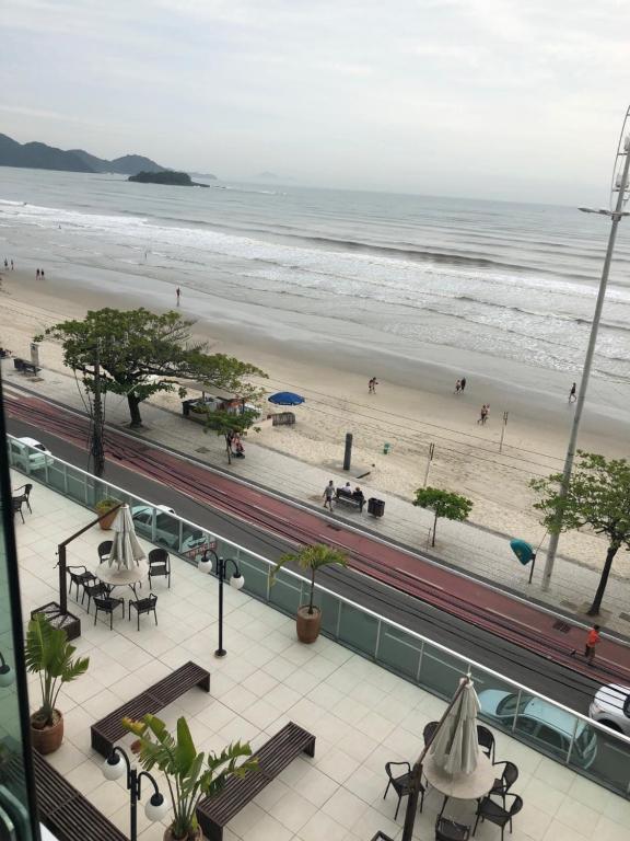 uma vista para a praia a partir da varanda de um hotel em Baln Camboriu - Beira mar em Balneário Camboriú