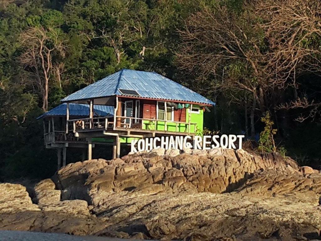 a house on the edge of a rocky island at KohChangResortRanong in Koh Chang Ranong